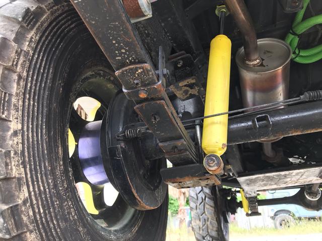 ジムニー サマーウインド　リミテッド　ＡＣ　ＰＳ　５ＭＴ　社外リーフリフトアップ　改造公認車　バンカット車　前後エアロッカー　ダウンギア　油圧電動Ｗパワステ　強化シャフト　ワンオフロールバー　２５５ＭＴタイヤ　ウィンチ　社外前後バンパー（78枚目）