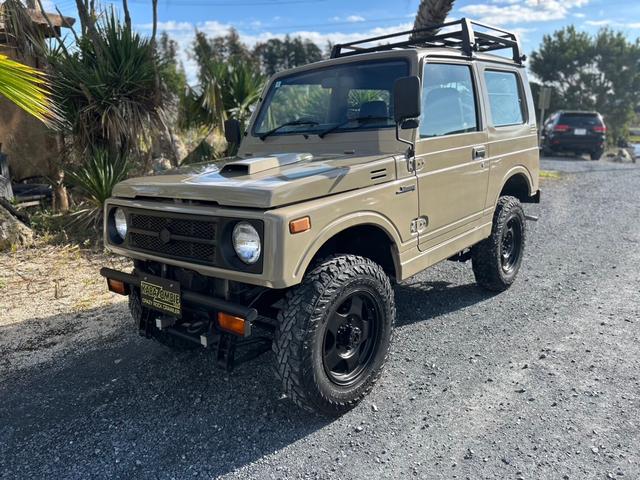 ジムニー ランドベンチャー　ＡＣ　ＰＳ　５ＭＴ　最終型　全塗装　リフトアップ　社外シャックル　ボディーリフト　フロント社外バンパー　ＬＥＤナンバー灯　社外ＡＷ　ＭＴタイヤ　社外牽引フック　ルーフキャリア　シートカバー　天張り替え（5枚目）