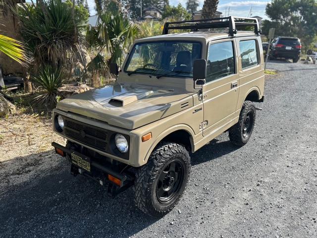 ジムニー ランドベンチャー　ＡＣ　ＰＳ　５ＭＴ　最終型　全塗装　リフトアップ　社外シャックル　ボディーリフト　フロント社外バンパー　ＬＥＤナンバー灯　社外ＡＷ　ＭＴタイヤ　社外牽引フック　ルーフキャリア　シートカバー　天張り替え（6枚目）