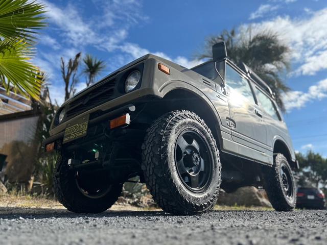 ジムニー ランドベンチャー　ＡＣ　ＰＳ　５ＭＴ　最終型　全塗装　リフトアップ　社外シャックル　ボディーリフト　フロント社外バンパー　ＬＥＤナンバー灯　社外ＡＷ　ＭＴタイヤ　社外牽引フック　ルーフキャリア　シートカバー　天張り替え（7枚目）