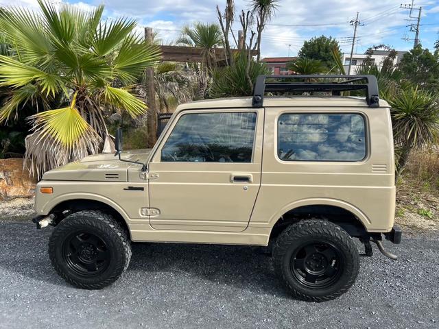 ジムニー ランドベンチャー　ＡＣ　ＰＳ　５ＭＴ　最終型　全塗装　リフトアップ　社外シャックル　ボディーリフト　フロント社外バンパー　ＬＥＤナンバー灯　社外ＡＷ　ＭＴタイヤ　社外牽引フック　ルーフキャリア　シートカバー　天張り替え（8枚目）