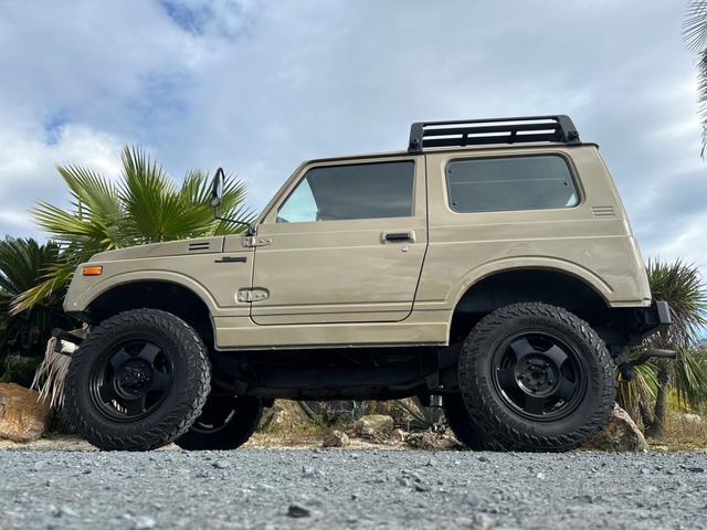 ジムニー ランドベンチャー　ＡＣ　ＰＳ　５ＭＴ　最終型　全塗装　リフトアップ　社外シャックル　ボディーリフト　フロント社外バンパー　ＬＥＤナンバー灯　社外ＡＷ　ＭＴタイヤ　社外牽引フック　ルーフキャリア　シートカバー　天張り替え（10枚目）