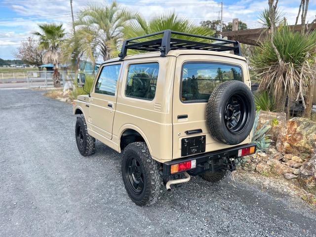 ジムニー ランドベンチャー　ＡＣ　ＰＳ　５ＭＴ　最終型　全塗装　リフトアップ　社外シャックル　ボディーリフト　フロント社外バンパー　ＬＥＤナンバー灯　社外ＡＷ　ＭＴタイヤ　社外牽引フック　ルーフキャリア　シートカバー　天張り替え（11枚目）