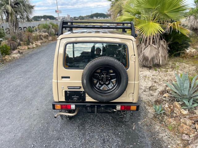 ジムニー ランドベンチャー　ＡＣ　ＰＳ　５ＭＴ　最終型　全塗装　リフトアップ　社外シャックル　ボディーリフト　フロント社外バンパー　ＬＥＤナンバー灯　社外ＡＷ　ＭＴタイヤ　社外牽引フック　ルーフキャリア　シートカバー　天張り替え（15枚目）