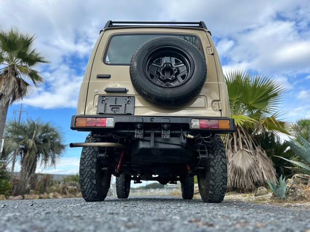 ジムニー ランドベンチャー　ＡＣ　ＰＳ　５ＭＴ　最終型　全塗装　リフトアップ　社外シャックル　ボディーリフト　フロント社外バンパー　ＬＥＤナンバー灯　社外ＡＷ　ＭＴタイヤ　社外牽引フック　ルーフキャリア　シートカバー　天張り替え（16枚目）