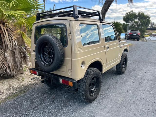 ジムニー ランドベンチャー　ＡＣ　ＰＳ　５ＭＴ　最終型　全塗装　リフトアップ　社外シャックル　ボディーリフト　フロント社外バンパー　ＬＥＤナンバー灯　社外ＡＷ　ＭＴタイヤ　社外牽引フック　ルーフキャリア　シートカバー　天張り替え（17枚目）