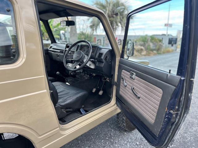 ジムニー ランドベンチャー　ＡＣ　ＰＳ　５ＭＴ　最終型　全塗装　リフトアップ　社外シャックル　ボディーリフト　フロント社外バンパー　ＬＥＤナンバー灯　社外ＡＷ　ＭＴタイヤ　社外牽引フック　ルーフキャリア　シートカバー　天張り替え（26枚目）