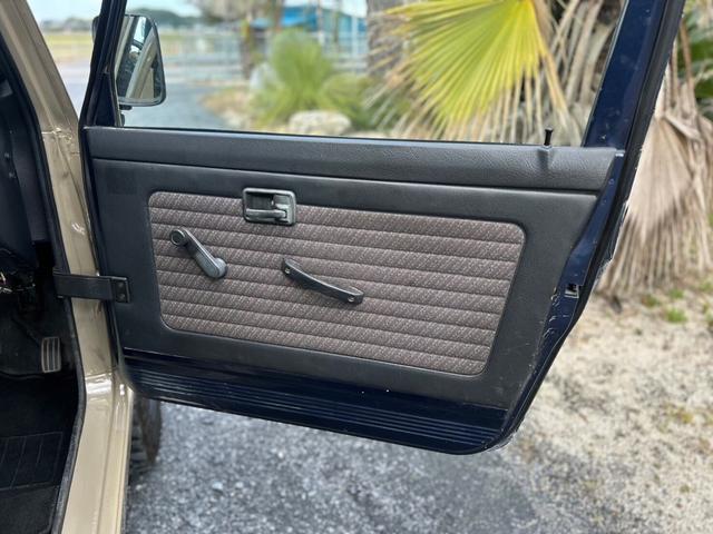 ジムニー ランドベンチャー　ＡＣ　ＰＳ　５ＭＴ　最終型　全塗装　リフトアップ　社外シャックル　ボディーリフト　フロント社外バンパー　ＬＥＤナンバー灯　社外ＡＷ　ＭＴタイヤ　社外牽引フック　ルーフキャリア　シートカバー　天張り替え（27枚目）