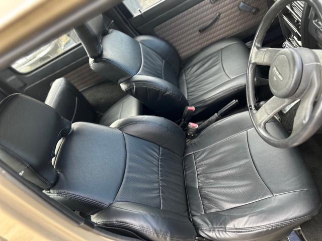 ジムニー ランドベンチャー　ＡＣ　ＰＳ　５ＭＴ　最終型　全塗装　リフトアップ　社外シャックル　ボディーリフト　フロント社外バンパー　ＬＥＤナンバー灯　社外ＡＷ　ＭＴタイヤ　社外牽引フック　ルーフキャリア　シートカバー　天張り替え（28枚目）