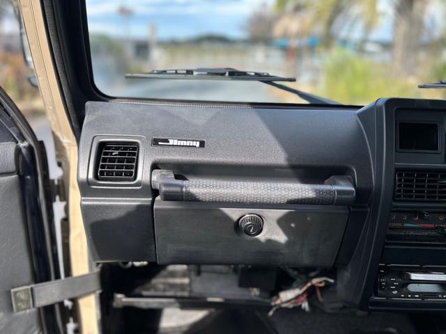 ジムニー ランドベンチャー　ＡＣ　ＰＳ　５ＭＴ　最終型　全塗装　リフトアップ　社外シャックル　ボディーリフト　フロント社外バンパー　ＬＥＤナンバー灯　社外ＡＷ　ＭＴタイヤ　社外牽引フック　ルーフキャリア　シートカバー　天張り替え（42枚目）