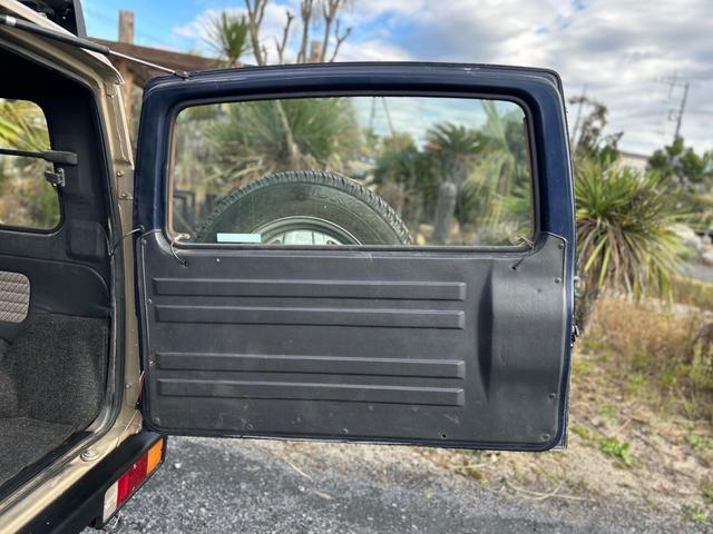 ジムニー ランドベンチャー　ＡＣ　ＰＳ　５ＭＴ　最終型　全塗装　リフトアップ　社外シャックル　ボディーリフト　フロント社外バンパー　ＬＥＤナンバー灯　社外ＡＷ　ＭＴタイヤ　社外牽引フック　ルーフキャリア　シートカバー　天張り替え（48枚目）