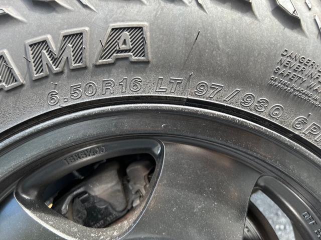 ジムニー ランドベンチャー　ＡＣ　ＰＳ　５ＭＴ　最終型　全塗装　リフトアップ　社外シャックル　ボディーリフト　フロント社外バンパー　ＬＥＤナンバー灯　社外ＡＷ　ＭＴタイヤ　社外牽引フック　ルーフキャリア　シートカバー　天張り替え（60枚目）