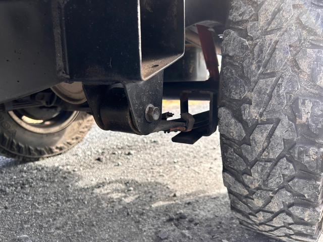 ジムニー ランドベンチャー　ＡＣ　ＰＳ　５ＭＴ　最終型　全塗装　リフトアップ　社外シャックル　ボディーリフト　フロント社外バンパー　ＬＥＤナンバー灯　社外ＡＷ　ＭＴタイヤ　社外牽引フック　ルーフキャリア　シートカバー　天張り替え（63枚目）