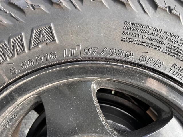 ジムニー ランドベンチャー　ＡＣ　ＰＳ　５ＭＴ　最終型　全塗装　リフトアップ　社外シャックル　ボディーリフト　フロント社外バンパー　ＬＥＤナンバー灯　社外ＡＷ　ＭＴタイヤ　社外牽引フック　ルーフキャリア　シートカバー　天張り替え（64枚目）