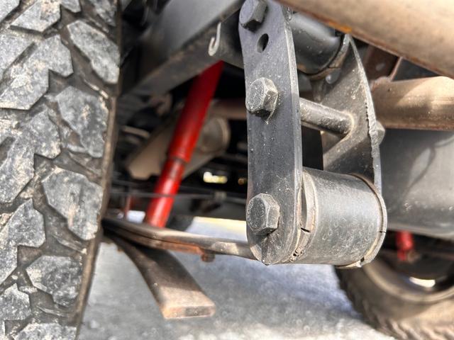 ジムニー ランドベンチャー　ＡＣ　ＰＳ　５ＭＴ　最終型　全塗装　リフトアップ　社外シャックル　ボディーリフト　フロント社外バンパー　ＬＥＤナンバー灯　社外ＡＷ　ＭＴタイヤ　社外牽引フック　ルーフキャリア　シートカバー　天張り替え（66枚目）