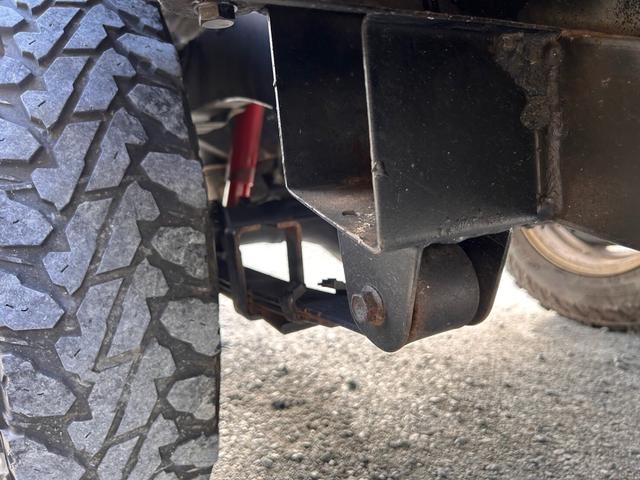 ジムニー ランドベンチャー　ＡＣ　ＰＳ　５ＭＴ　最終型　全塗装　リフトアップ　社外シャックル　ボディーリフト　フロント社外バンパー　ＬＥＤナンバー灯　社外ＡＷ　ＭＴタイヤ　社外牽引フック　ルーフキャリア　シートカバー　天張り替え（70枚目）