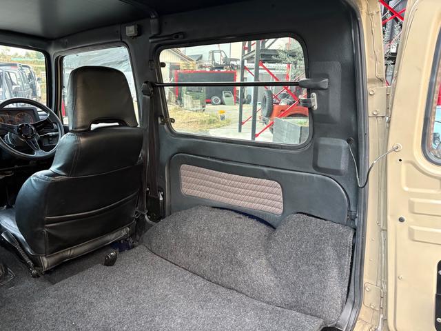 ジムニー ランドベンチャー　ＡＣ　ＰＳ　５ＭＴ　最終５型　全塗装　リフトアップ　社外前後バンパー　新品１型グリル　ルーフキャリア　シートカバー　ＭＴタイヤ　社外ホイール　シートカバー　社外ハンドル　ＬＥＤテール　社外内張り天張り（46枚目）