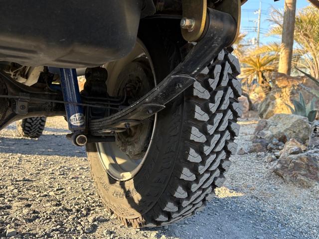 ジムニー ＨＣ　ＡＣ　ＰＳ　５ＭＴ　ＪＡ１１最終前期型　全塗装　リフトアップ改造公認車　純正前後バンパー純正フォグランプ　ルーフキャリア　社外ＡＷ　ＭＴタイヤ　純正ハンドル純正斜度計　社外電圧計　天張り替え（68枚目）