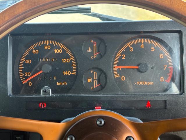 ジムニー ランドベンチャー　ＡＣ　ＰＳ　５ＭＴ　ＪＡ１１最終型　リフトアップ改造公認車　全塗装　社外ウッドステアリング　ウッド天張り＆内張り　前後社外バンパー　１型グリル　ＪＢ２３ＡＷ　ＭＴタイヤ　社外テール　社外サイドミラー（32枚目）