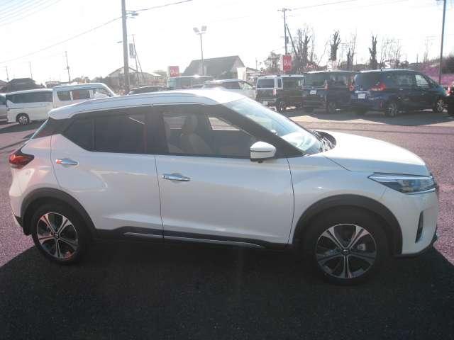 キックス １．２　Ｘ　ツートーン　インテリアエディション　（ｅ－ＰＯＷＥＲ）　エマージェンシーＢ　セキュリティ　アラウンドモニター　Ｒカメラ　ＬＥＤ　エアコン　ドラレコ　スマートキー　記録簿　ＥＴＣ　メモリーナビ　サイドエアバック　ＡＷ　キーレス　寒冷地仕様　ワンセグＴＶ（12枚目）