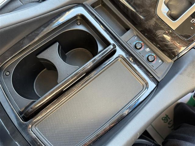 ヴェルファイア ２．５Ｚ　Ｇエディション　レザーシート　アイストップ　４ＷＤ車　エアバッグ　アルミホイール　ナビＴＶ　ＡＢＳ　３列シート　オートエアコン　ＥＴＣ　記録簿　メモリナビ　リヤカメラ　衝突被害軽減　１オ－ナ－（28枚目）