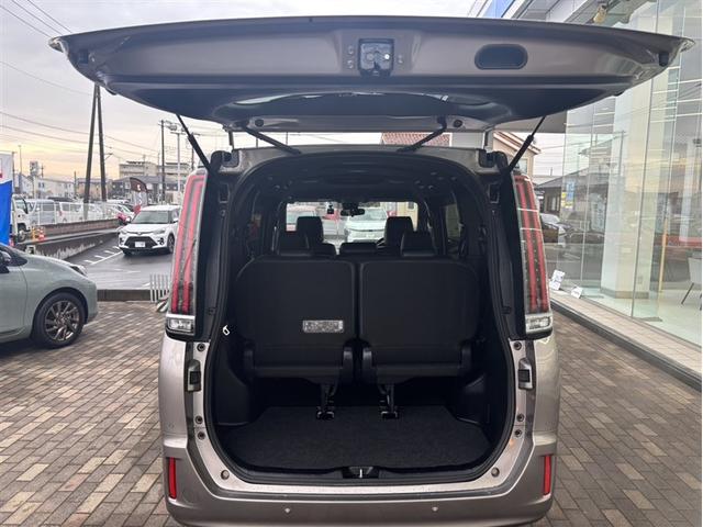 エスクァイア Ｇｉ　１オナ　リアカメラ　ＥＴＣ車載器　オートエアコン　ナビＴＶ　定期点検記録簿　ＡＢＳ　３列　アルミ　エアバッグ　パワステ　サポカー　地上デジタル（10枚目）