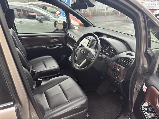 エスクァイア Ｇｉ　１オナ　リアカメラ　ＥＴＣ車載器　オートエアコン　ナビＴＶ　定期点検記録簿　ＡＢＳ　３列　アルミ　エアバッグ　パワステ　サポカー　地上デジタル（14枚目）