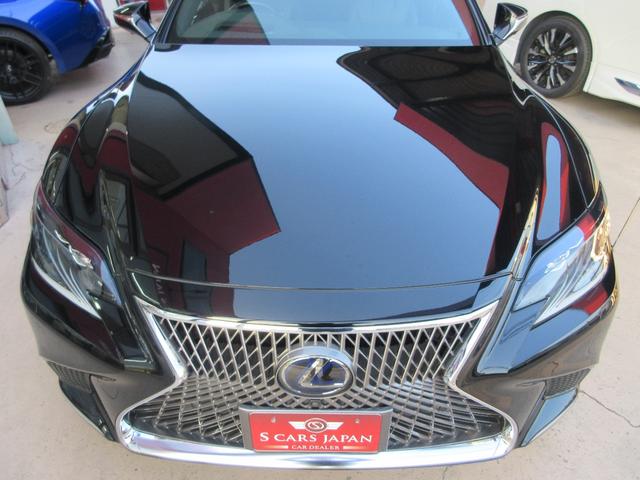 ＬＳ５００ｈエグゼクティブ４ＷＤ入庫しました。カラーはソリッドブラック（２１２）になります。洗車傷などがついても自己修復されるセルフリストアリングコートが採用されています。