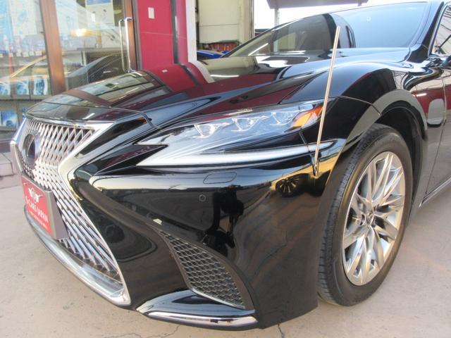 後部座席はエンターテインメント機能が装備されており、助手席は最大限前方までスライドでき、後部座席の広々とした空間の確保が可能です。さらにエンターテインメントシステム機能が装備されております