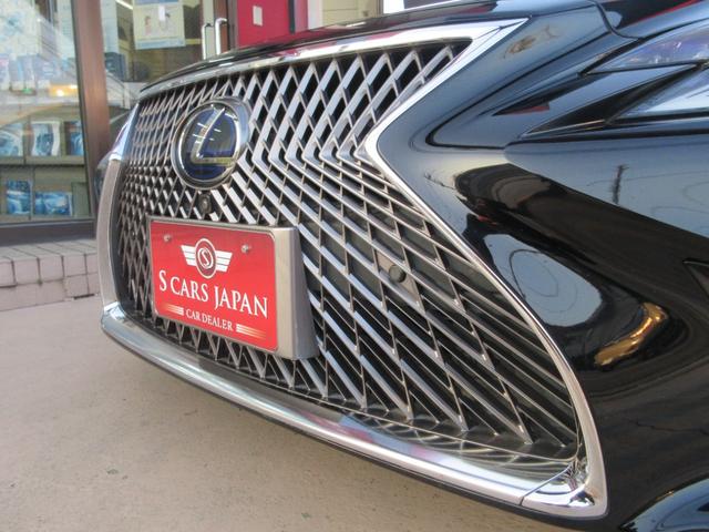 広々とした後部座席は、足が組めるほどのゆとりがあります。シートヒーターやシートエアコン、後席専用のコントロールパネル、リアエンターテインメントシステムなどを備え、快適な空間を提供します。