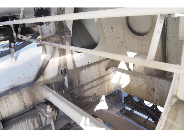 　極東開発ＥＡ－４５－３３　８．９立米　生コン　コンクリートミキサー　水タンク付　２０ｔベース　ワイド幅　積載１１．１ｔ　ベット付　トランスミッションリターダ付　スランプガード　ターボ２８０馬力(14枚目)