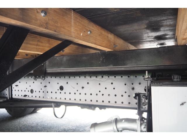 フォワード 　ワイド幅　日本フルハーフ製　ＤＭＳ　アルミウイング　センターローラー　積載２．７５ｔ　ターボ２４０馬力　坂道発進補助装置　バックモニター　ＥＴＣ　ベッド付（17枚目）