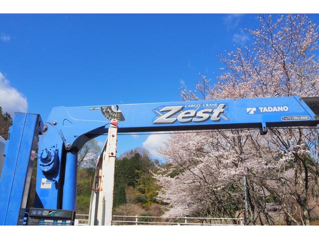 フォワード 　ＺＥ３０４ＳＬＨ　４段クレーン　フックイン　ハイジャッキ　角足　２．９３ｔ吊　ラジコン　重機回送車　セルフクレーン　クレーン付セルフローダー　鉄板張り　軽々ゲート　積載２．４ｔ　ターボ２１０馬力（21枚目）