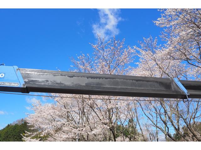 フォワード 　ＺＥ３０４ＳＬＨ　４段クレーン　フックイン　ハイジャッキ　角足　２．９３ｔ吊　ラジコン　重機回送車　セルフクレーン　クレーン付セルフローダー　鉄板張り　軽々ゲート　積載２．４ｔ　ターボ２１０馬力（22枚目）