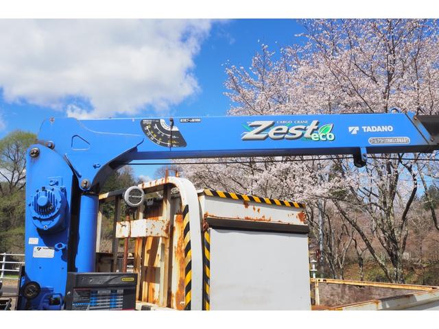 デュトロ 　標準ロング　パートタイム４ＷＤ　四駆　タダノ製　ＺＥ２６３ＨＲ　３段クレーン　フックイン　２．６３ｔ吊　ラジコン付　平ボディ　内フック　軽々ゲート　積載３ｔ　ターボ１５０馬力　坂道発進補助装置（17枚目）