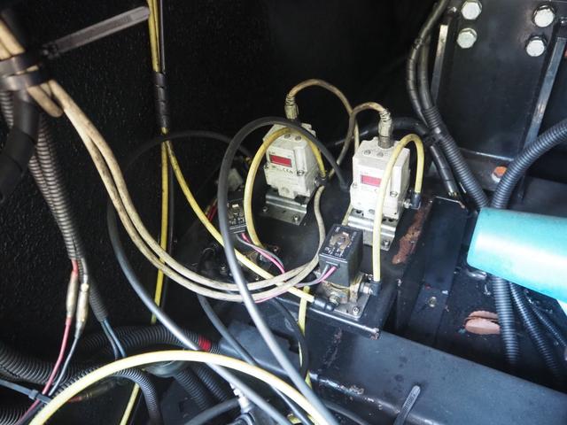 デュトロ 　Ｗキャブ　ダブルキャブ　全席パワーウィンドウ　シンショー製　パワージェッター　ＥＪＡ－２Ｇ３６ＺＷ　ＳＪＤ－２１５０　高圧洗浄車　サブエンジン式　積載０．４ｔ　ターボ　バックモニター　６人乗り（38枚目）