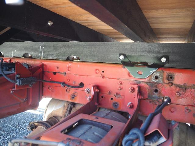 ファイター 　増トン　電磁式リターダ　ＴＭ－ＺＥ３６４ＨＲ　４段クレーン　フックイン　角足　差し違いアウトリガー　２．９３ｔ吊　ラジコン付　三方開　新品アルミブロック平ボディ　積載５．６ｔ　ターボ２７０馬力　ベッド（36枚目）