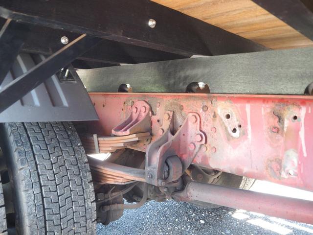 ファイター 　増トン　電磁式リターダ　ＴＭ－ＺＥ３６４ＨＲ　４段クレーン　フックイン　角足　差し違いアウトリガー　２．９３ｔ吊　ラジコン付　三方開　新品アルミブロック平ボディ　積載５．６ｔ　ターボ２７０馬力　ベッド（39枚目）