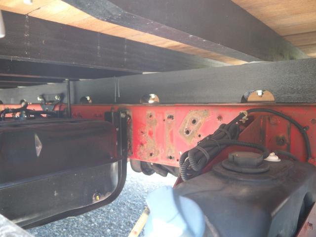 ファイター 　増トン　電磁式リターダ　ＴＭ－ＺＥ３６４ＨＲ　４段クレーン　フックイン　角足　差し違いアウトリガー　２．９３ｔ吊　ラジコン付　三方開　新品アルミブロック平ボディ　積載５．６ｔ　ターボ２７０馬力　ベッド（49枚目）