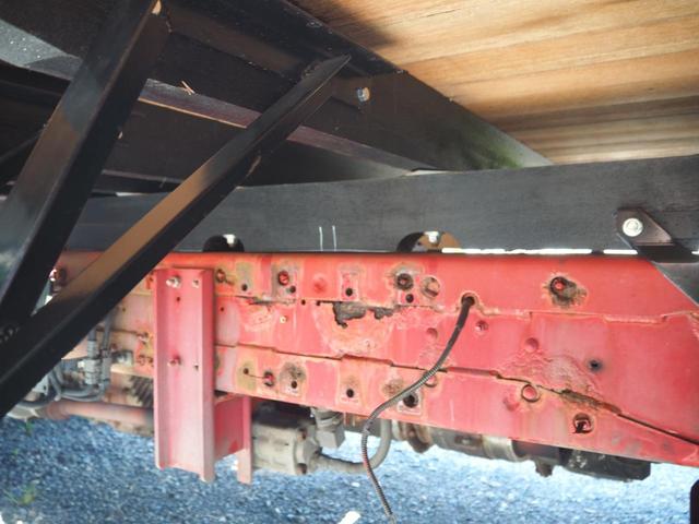 ファイター 　増トン　電磁式リターダ　ＴＭ－ＺＥ３６４ＨＲ　４段クレーン　フックイン　角足　差し違いアウトリガー　２．９３ｔ吊　ラジコン付　三方開　新品アルミブロック平ボディ　積載５．６ｔ　ターボ２７０馬力　ベッド（51枚目）