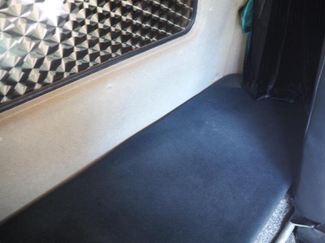 ファイター 　増トン　電磁式リターダ　ＴＭ－ＺＥ３６４ＨＲ　４段クレーン　フックイン　角足　差し違いアウトリガー　２．９３ｔ吊　ラジコン付　三方開　新品アルミブロック平ボディ　積載５．６ｔ　ターボ２７０馬力　ベッド（65枚目）