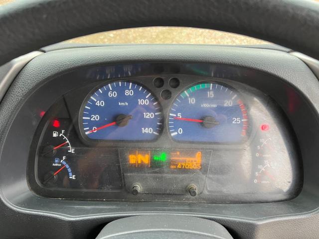 クオン 　ハイルーフ　２デフ　造りボディ　デカ箱　新明和製　ＤＲ１１－０３ＳＢ　大型ダンプ　電動コボレーン　荷台全面ステンレス張り　積載８．８ｔ　ターボ３８０馬力　ベッド付き（67枚目）