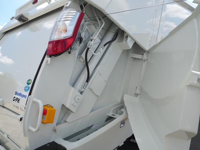 ファイター 　未使用　新明和　ＧＴ１０４－５７３４Ｐ　塵芥車／パッカー車　プレス式　ダンボール／ペーパー仕様　容積１０．２立米　連続スイッチ　汚水タンク　ターボ２２０馬力　積載１．２５ｔ　６速ＭＴ　バックモニター（28枚目）