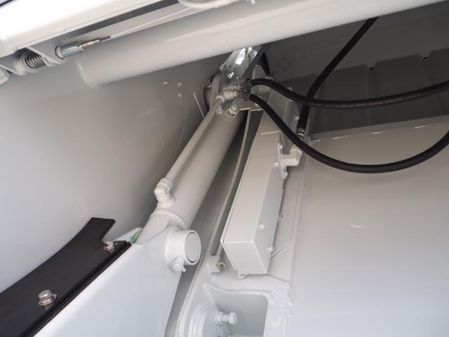 ファイター 　未使用　新明和　ＧＴ１０４－５７３４Ｐ　塵芥車／パッカー車　プレス式　ダンボール／ペーパー仕様　容積１０．２立米　連続スイッチ　汚水タンク　ターボ２２０馬力　積載１．２５ｔ　６速ＭＴ　バックモニター（32枚目）
