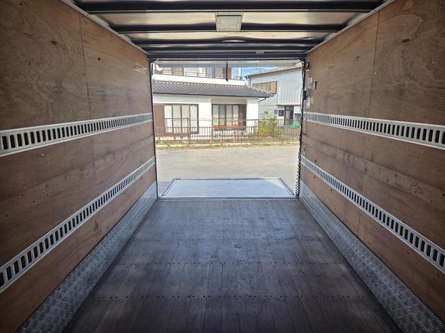 エルフトラック ディーラーにてエンジン載替済み ワイド超ロング アルミバン 日本フルハーフ コンビゲート(上蓋+跳ね上げパワーゲート) 昇降能力1000kg 庫内有線リモコン付 ラッシング2段 スムーサー(2ペダル)(24枚目)