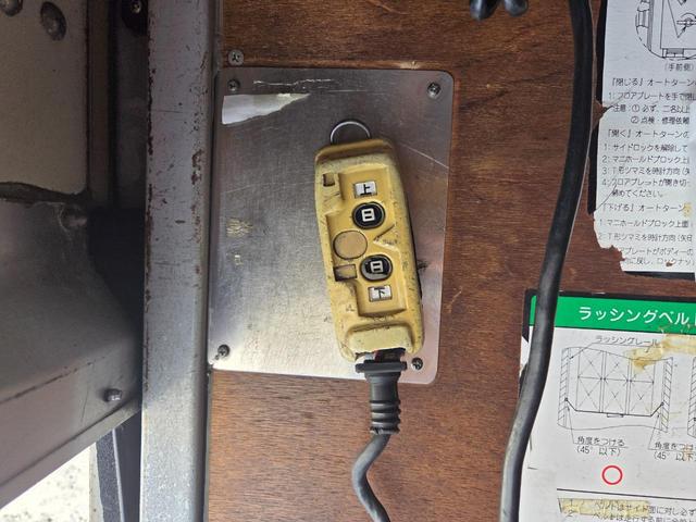 エルフトラック ディーラーにてエンジン載替済み ワイド超ロング アルミバン 日本フルハーフ コンビゲート(上蓋+跳ね上げパワーゲート) 昇降能力1000kg 庫内有線リモコン付 ラッシング2段 スムーサー(2ペダル)(25枚目)