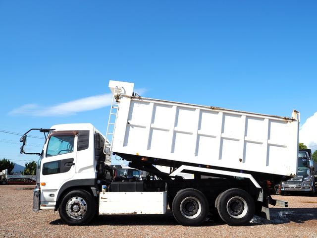 クオン 　２デフ　リターダ　新明和　深ダンプ／土砂禁　２０立米　荷台内全面ステンレス張り　電動コボレーン（天蓋仕様）　リーフサス　ベッド付き　積載８．４ｔ　６速Ｈ／ＬＭＴ　アルミホイール（前輪のみ）　デフロック（2枚目）