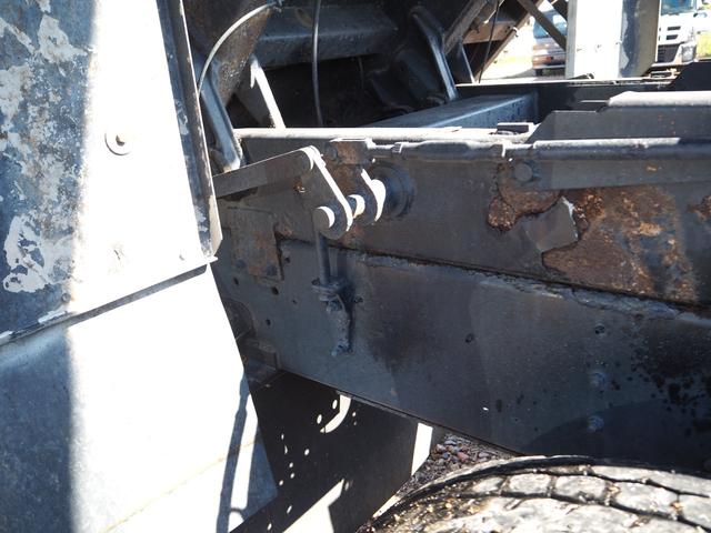 クオン 　２デフ　リターダ　新明和　深ダンプ／土砂禁　２０立米　荷台内全面ステンレス張り　電動コボレーン（天蓋仕様）　リーフサス　ベッド付き　積載８．４ｔ　６速Ｈ／ＬＭＴ　アルミホイール（前輪のみ）　デフロック（31枚目）