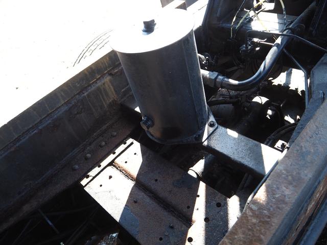 クオン 　２デフ　リターダ　新明和　深ダンプ／土砂禁　２０立米　荷台内全面ステンレス張り　電動コボレーン（天蓋仕様）　リーフサス　ベッド付き　積載８．４ｔ　６速Ｈ／ＬＭＴ　アルミホイール（前輪のみ）　デフロック（33枚目）