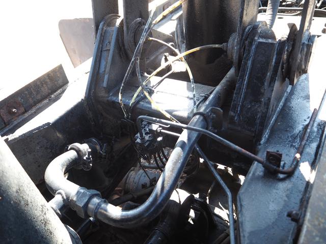 クオン 　２デフ　リターダ　新明和　深ダンプ／土砂禁　２０立米　荷台内全面ステンレス張り　電動コボレーン（天蓋仕様）　リーフサス　ベッド付き　積載８．４ｔ　６速Ｈ／ＬＭＴ　アルミホイール（前輪のみ）　デフロック（34枚目）